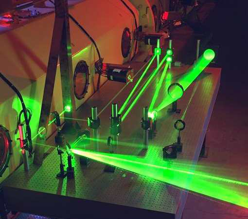 Rayon laser à travers un dispositif optique